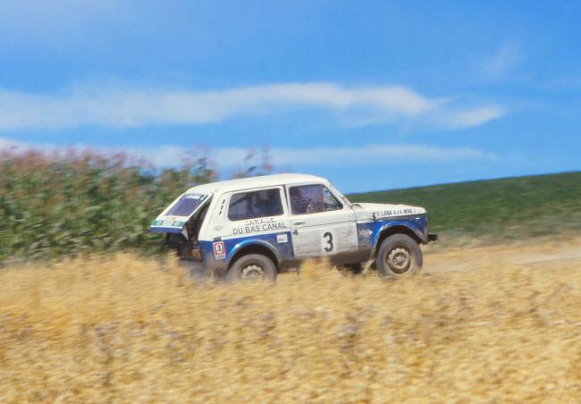 Le rallye des Aravis se déroulait l’été, peut-être un début de réponse au sujet du coffre ouvert ? Ventiler l’air chaud...© Yvonnick Jambon